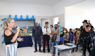 Ivana vai a Caetité e conhece o projeto Prefeitura Itinerante