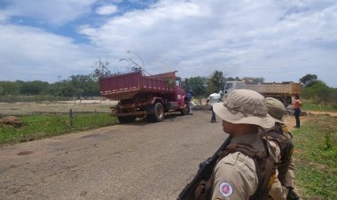 Polícia Militar desobstrui BR 122 após manifestação de populares