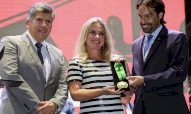 Ivana Bastos recebe Comenda Unale por atuação à frente da entidade