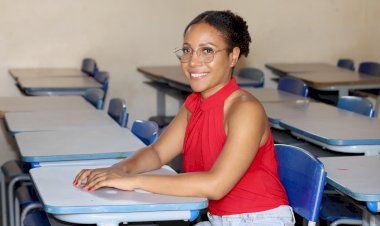 Oriunda da rede estadual, soldada aprovada em 42 universidades visita colégio em que estudou