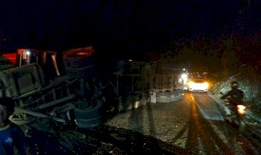 Carreta tomba na BR-030 em Guanambi e interdita pista sentido Caetité