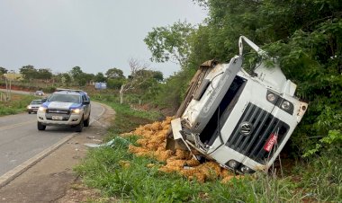 Caminhão carregado com batatas tomba na curva do Periperi em Caetité