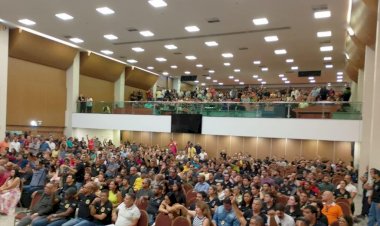 Servidores das Polícias Civil e Técnica rejeitam proposta de reajuste salarial e fazem passeata em Salvador