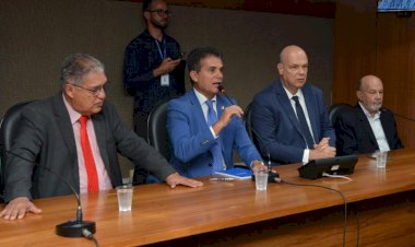 Reunião na AL-BA: Eduardo Ledsham fala sobre o andamento das obras do primeiro trecho da Ferrovia Leste-Oeste (Fiol), entre Caetité e Ilhéus