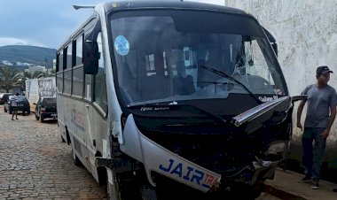 Vídeo: Micro-ônibus apresenta falha no sistema de freios e desce via próximo a Feira Livre em Caetité