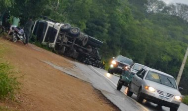 Caetité: Carreta carregada com mangas tomba na na BR-030, saída para Brumado