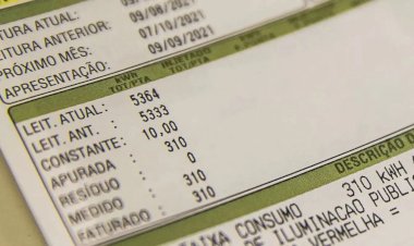 Cerca de 390 mil baianos podem pagar mais caro na conta de luz após novas regras de titularidade