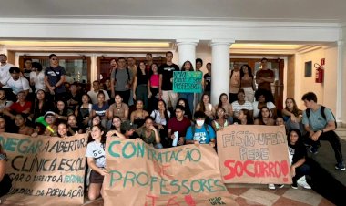 Estudantes da Ufba fazem protesto contra falta de professores e suspensão de disciplinas