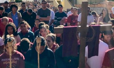 Multidão de fiéis participa da Caminhada Penitencial ao Cruzeiro em Caetité