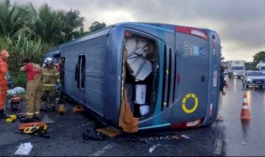 Ônibus da Cidade Sol tomba na BR-324 e deixa uma pessoa morta e quatro feridos