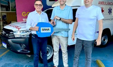 Deputado Luciano Ribeiro entrega ambulância para Xique-Xique
