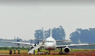Avião da Latam com 151 pessoas a bordo sai da pista durante pouso e fica atolado na lama no Paraná