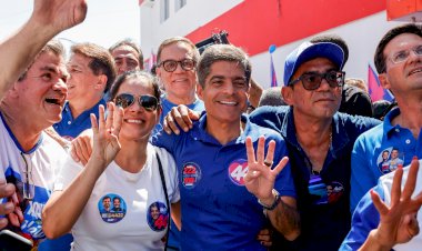 Em Guanambi, ACM Neto reúne milhares de apoiadores durante caminhada e promete rever taxa cobrada pela Embasa