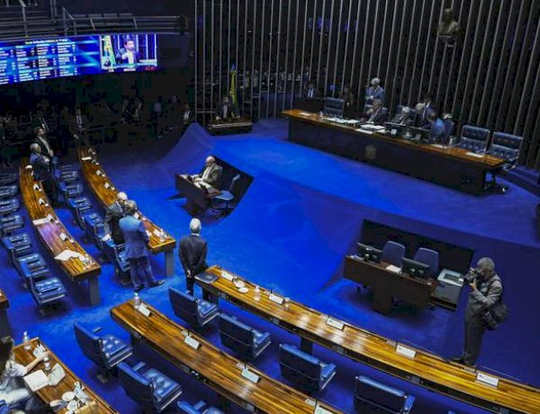 Senadores contra aumento do número de deputados pedem veto de Lula