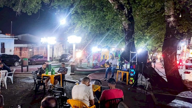 Jailson Leão canta suas melodias no Parque das Árvores