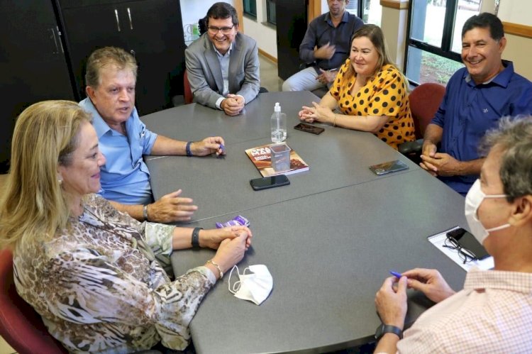 Comitiva caetiteense se reúne com a Deputada Estadual Fabiola Mansur em Salvador 