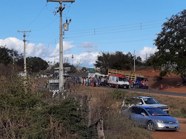 Uma colisão entre caminhão e van deixa saldo de 4 mortos na BR 030