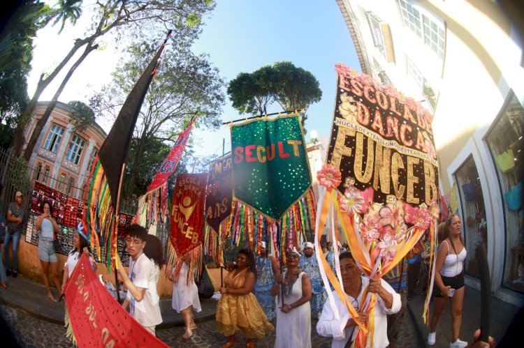 Dia da Cultura Popular é celebrado com desfile do Cortejo Artístico, no Centro Histórico, organizado pela Funceb