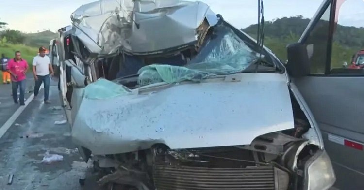 Três pessoas morrem em acidente com van que transportava pacientes na BR-324