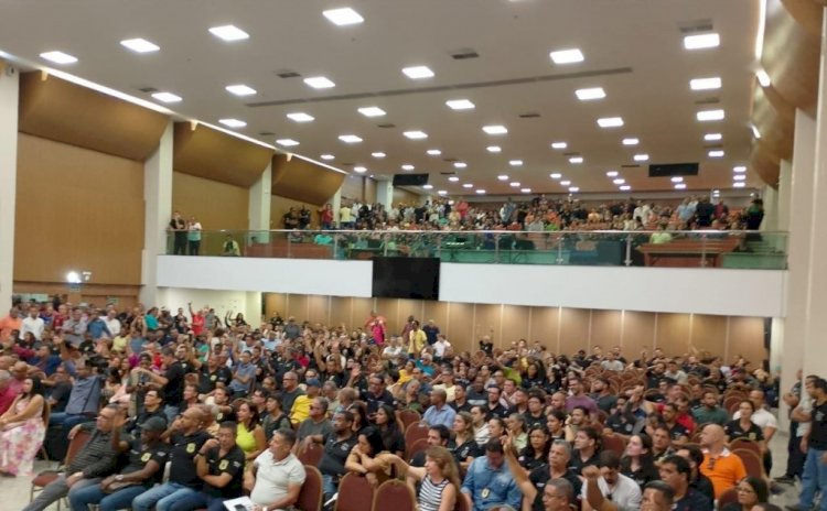 Servidores das Polícias Civil e Técnica rejeitam proposta de reajuste salarial e fazem passeata em Salvador