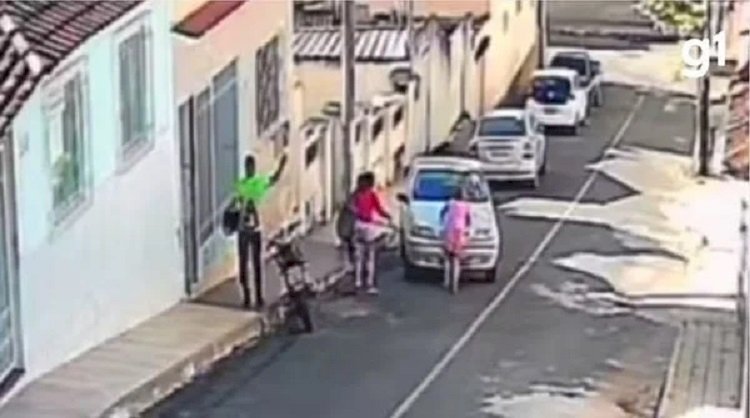 Homem acelera e passa por cima de namorada em atropelamento durante briga
