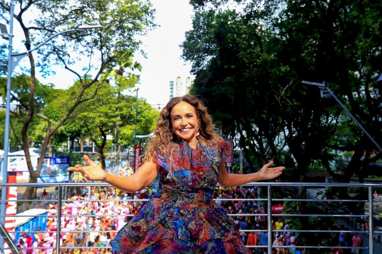 No último dia de Carnaval, a Rainha do Axé celebra 40 anos de história e exalta o folião pipoca