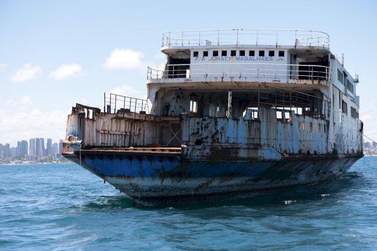 Ferryboat é afundado de forma controlada para fomentar o turismo de mergulho