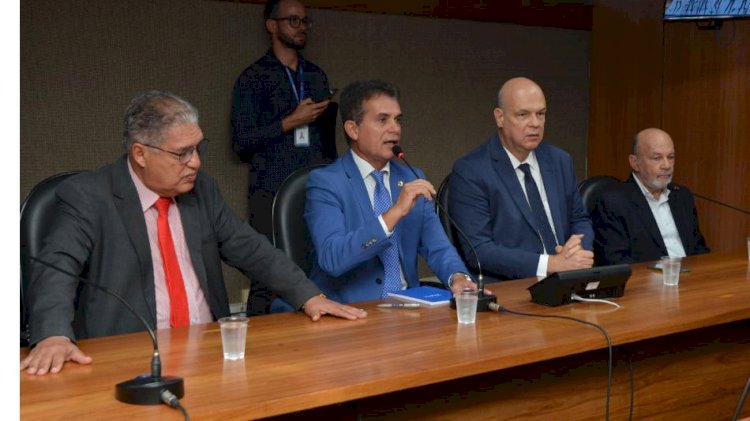 Reunião na AL-BA: Eduardo Ledsham fala sobre o andamento das obras do primeiro trecho da Ferrovia Leste-Oeste (Fiol), entre Caetité e Ilhéus