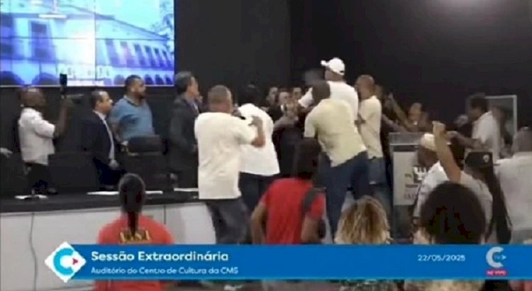 Sessão da Câmara é interrompida após invasão do plenário por servidores