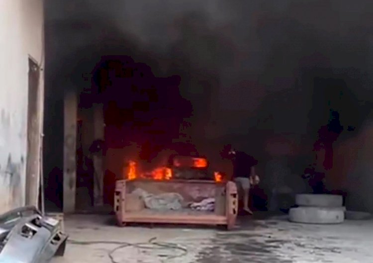 Caetité: Veículo é totalmente destruído pelas chamas após incêndio em oficina