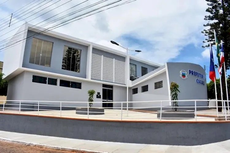 TCM determina suspensão de 358 contratações temporárias irregulares em Caculé