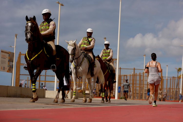 Cavalaria da Polícia Militar auxilia policiais na prevenção de furtos e roubos durante Operação Verão 2025/26