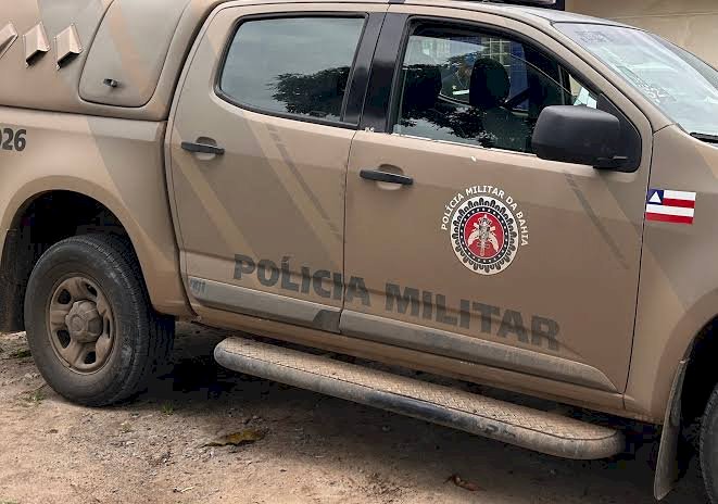 Mulher flagra marido com outro homem e é presa por atacar esposo com golpes de faca