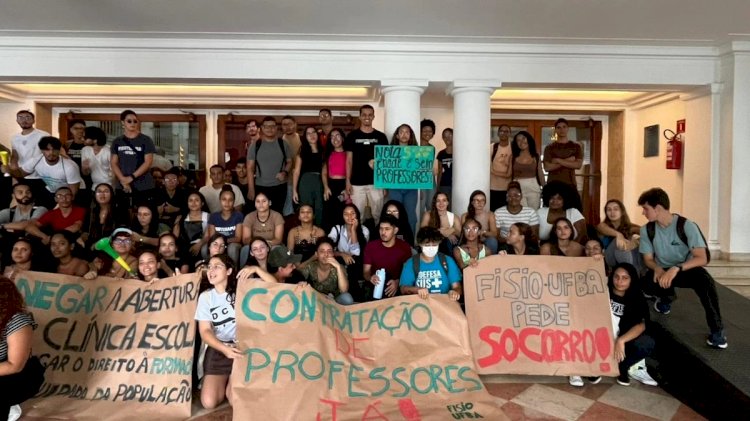 Estudantes da Ufba fazem protesto contra falta de professores e suspensão de disciplinas