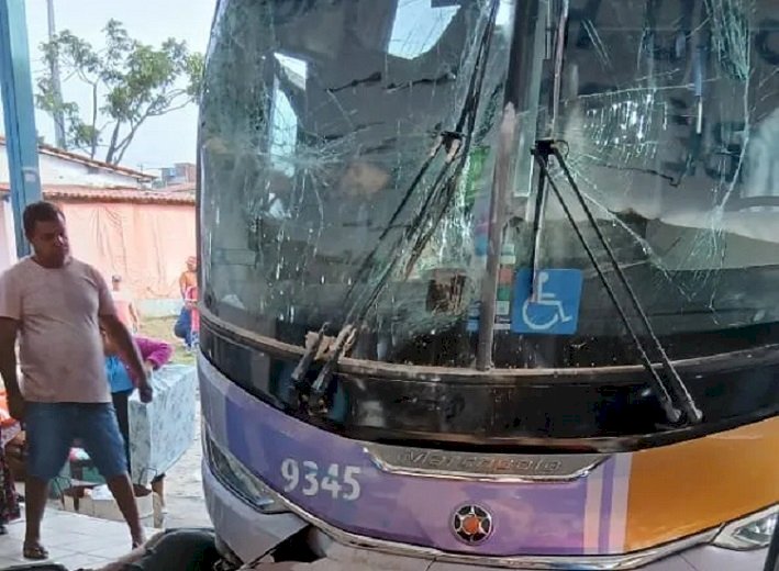 Ônibus invade rodoviária e deixa mortos e feridos interior da Bahia