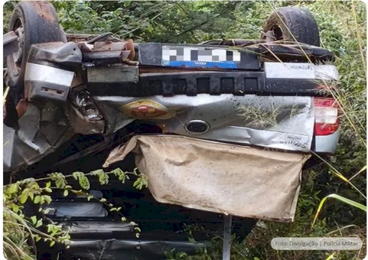 Duas pessoas ficam feridas após carro capotar na BR‑030, em Caetité