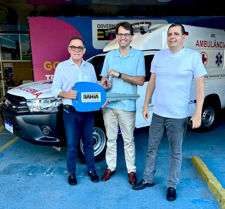 Deputado Luciano Ribeiro entrega ambulância para Xique-Xique