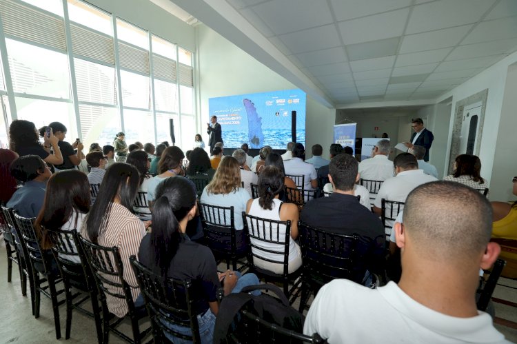 Bahia lança temporada 2026 de observação de baleias-jubarte com capacitação para profissionais do turismo