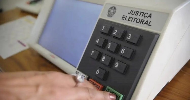 TSE conclui assinatura digital e lacra sistemas das urnas eletrônicas